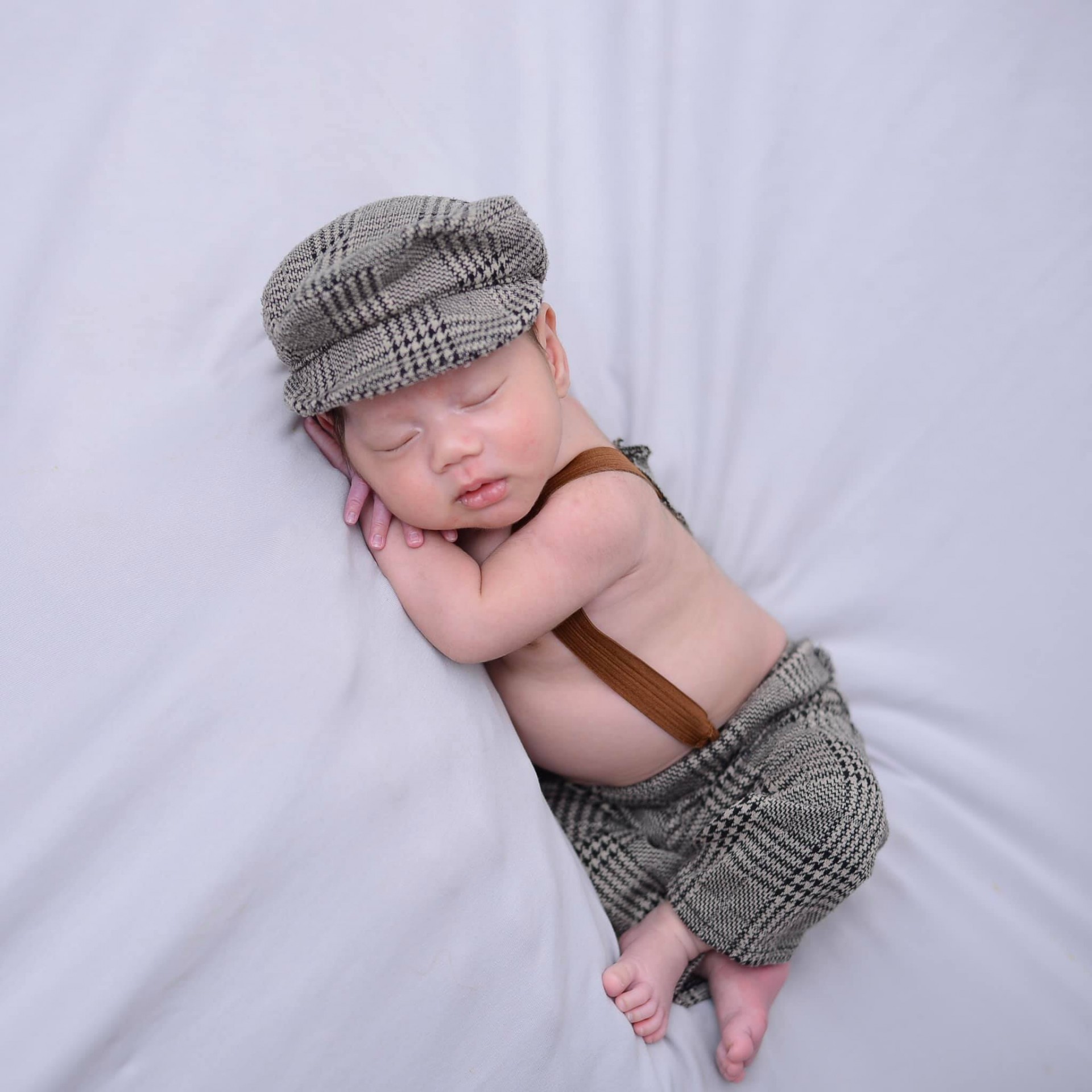 Sao Việt tuần qua: Hồng Diễm khoe ảnh mới, 'người tình màn ảnh' Hồng Đăng bình luận bất ngờ, Lý Nhã Kỳ xinh đẹp, MC khoe ảnh 'khó đỡ' của con trai