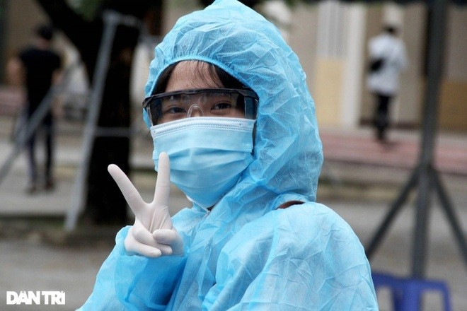 Đà Nẵng: Hơn 40 thí sinh mặc đồ bảo hộ kín mít đến làm thủ tục thi
