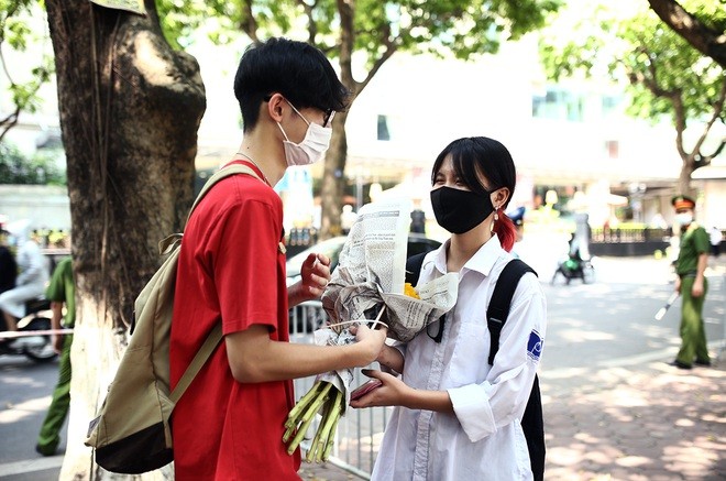 Nữ sinh được tặng hoa trước cổng trường thi gây "sốt"