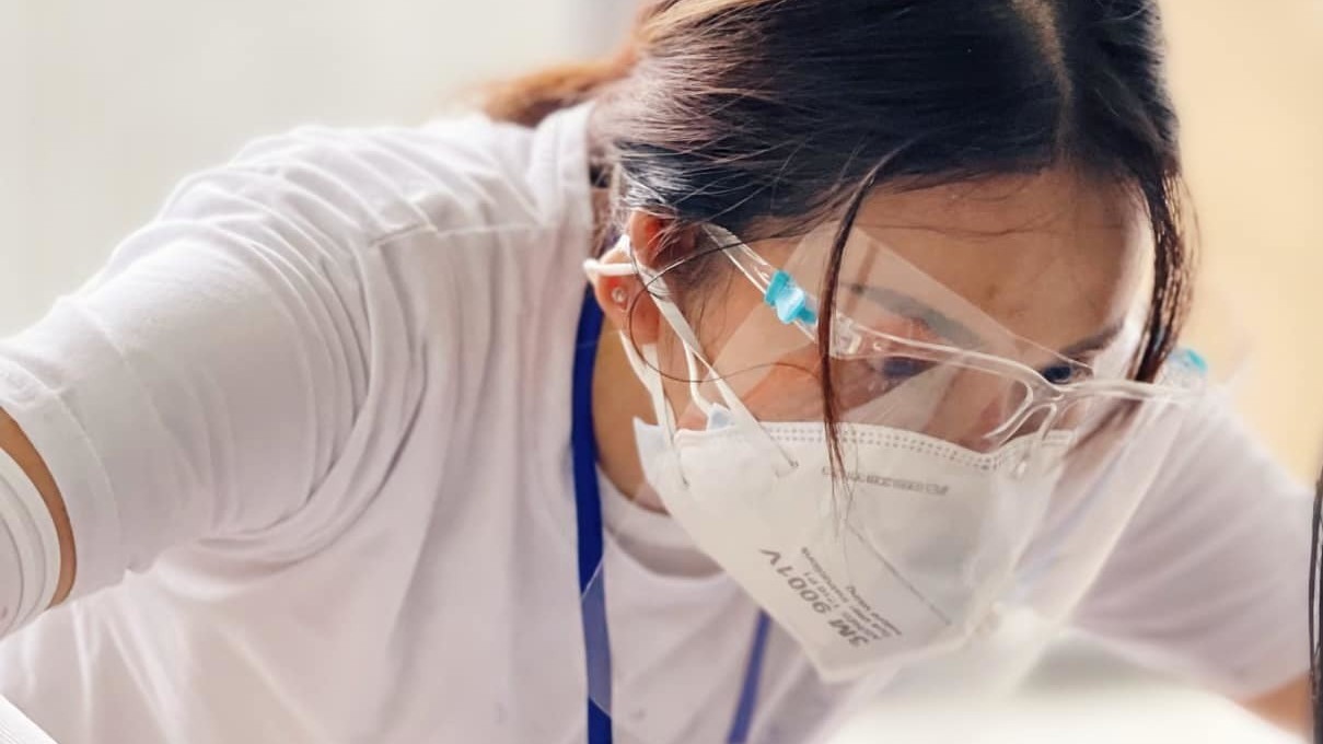 Xúc động với hình ảnh ca sĩ Phương Thanh thành 'thợ cắt tóc', Hoa hậu H'Hen Niê nấu cơm cho người dân vùng phong tỏa