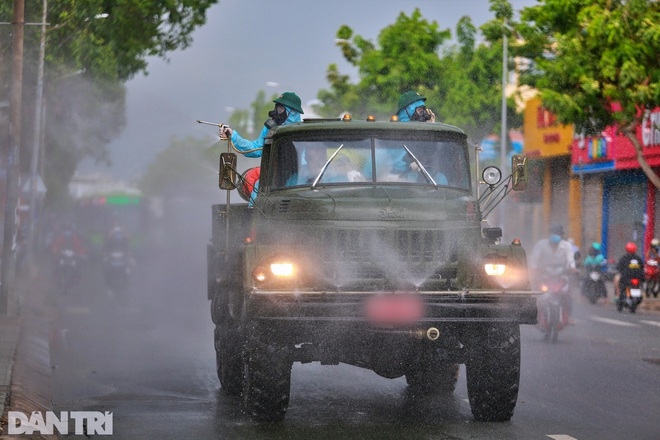Bí thư Hà Nội yêu cầu Bộ Tư lệnh Thủ đô phun khử khuẩn toàn thành phố