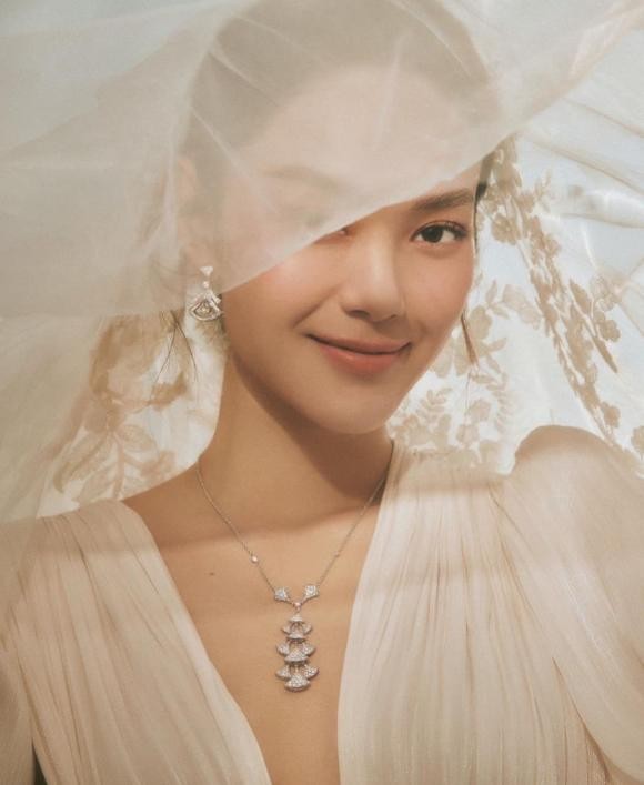 Minh Hằng tung bộ ảnh đẹp đến từng centimet sau đám cưới