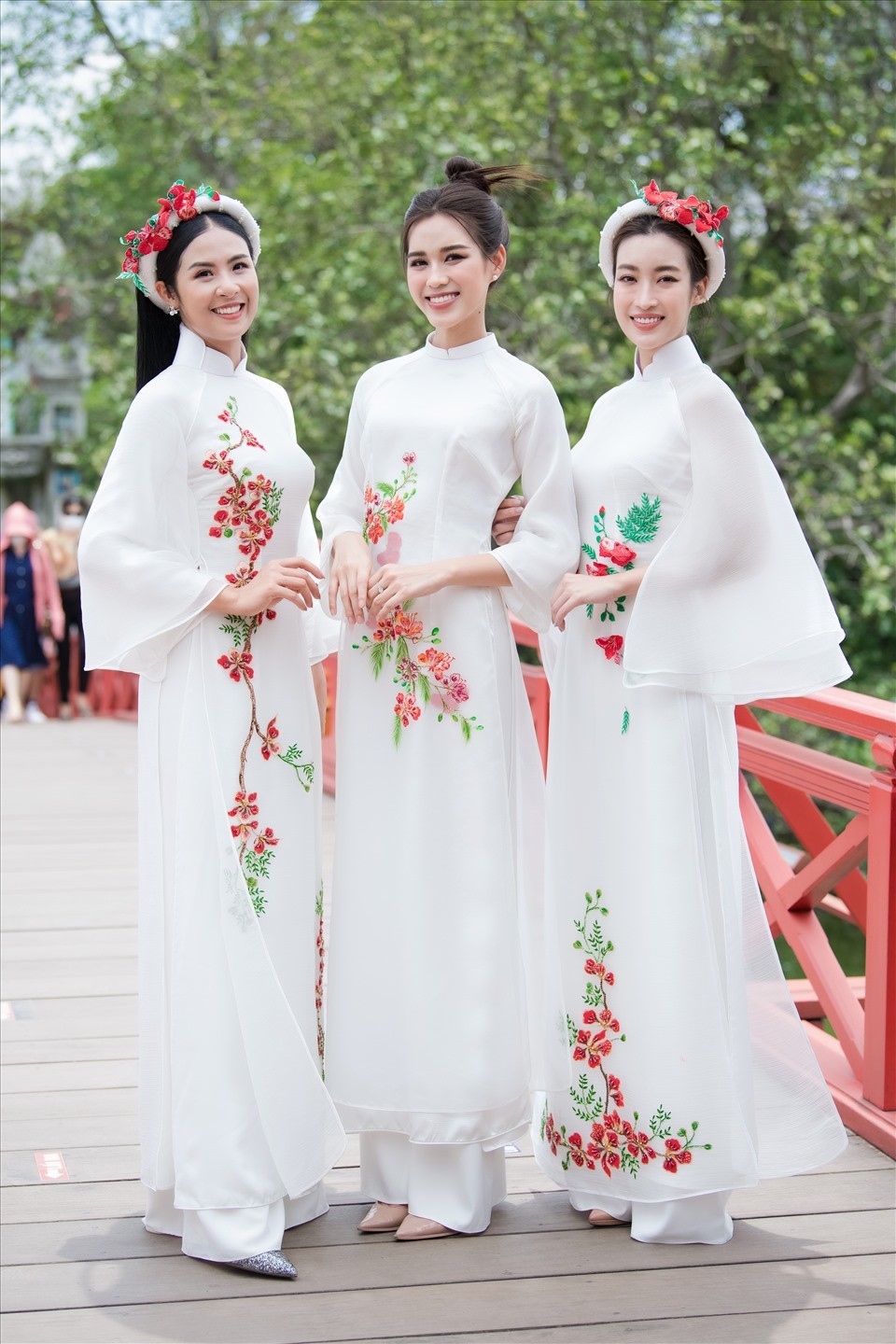 Đỗ Mỹ Linh diện áo dài đọ sắc cùng Đỗ Thị Hà, Ngọc Hân Đỗ Mỹ Linh diện áo dài đọ sắc cùng Đỗ Thị Hà, Ngọc Hân