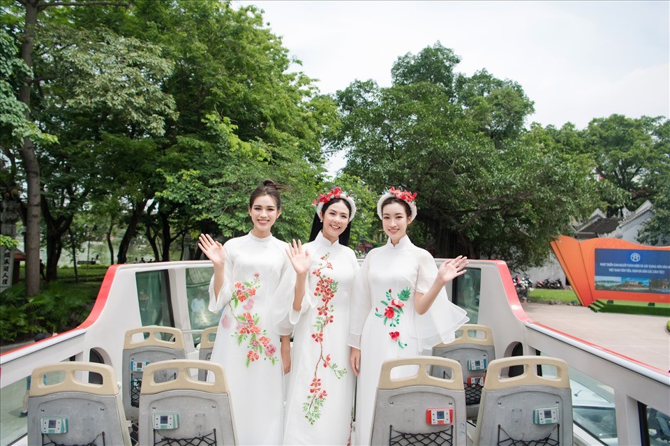 Đỗ Mỹ Linh diện áo dài đọ sắc cùng Đỗ Thị Hà, Ngọc Hân Đỗ Mỹ Linh diện áo dài đọ sắc cùng Đỗ Thị Hà, Ngọc Hân