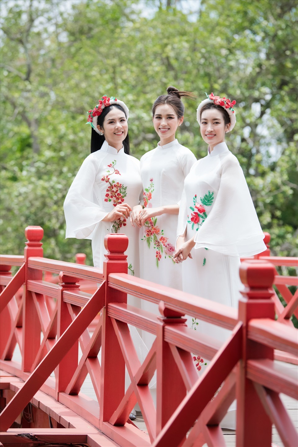 Đỗ Mỹ Linh diện áo dài đọ sắc cùng Đỗ Thị Hà, Ngọc Hân Đỗ Mỹ Linh diện áo dài đọ sắc cùng Đỗ Thị Hà, Ngọc Hân