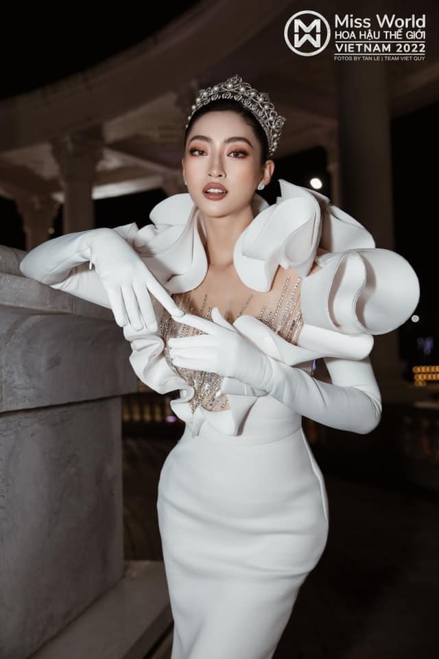 Hoa hậu Lương Thùy Linh khoe sắc vóc gợi cảm