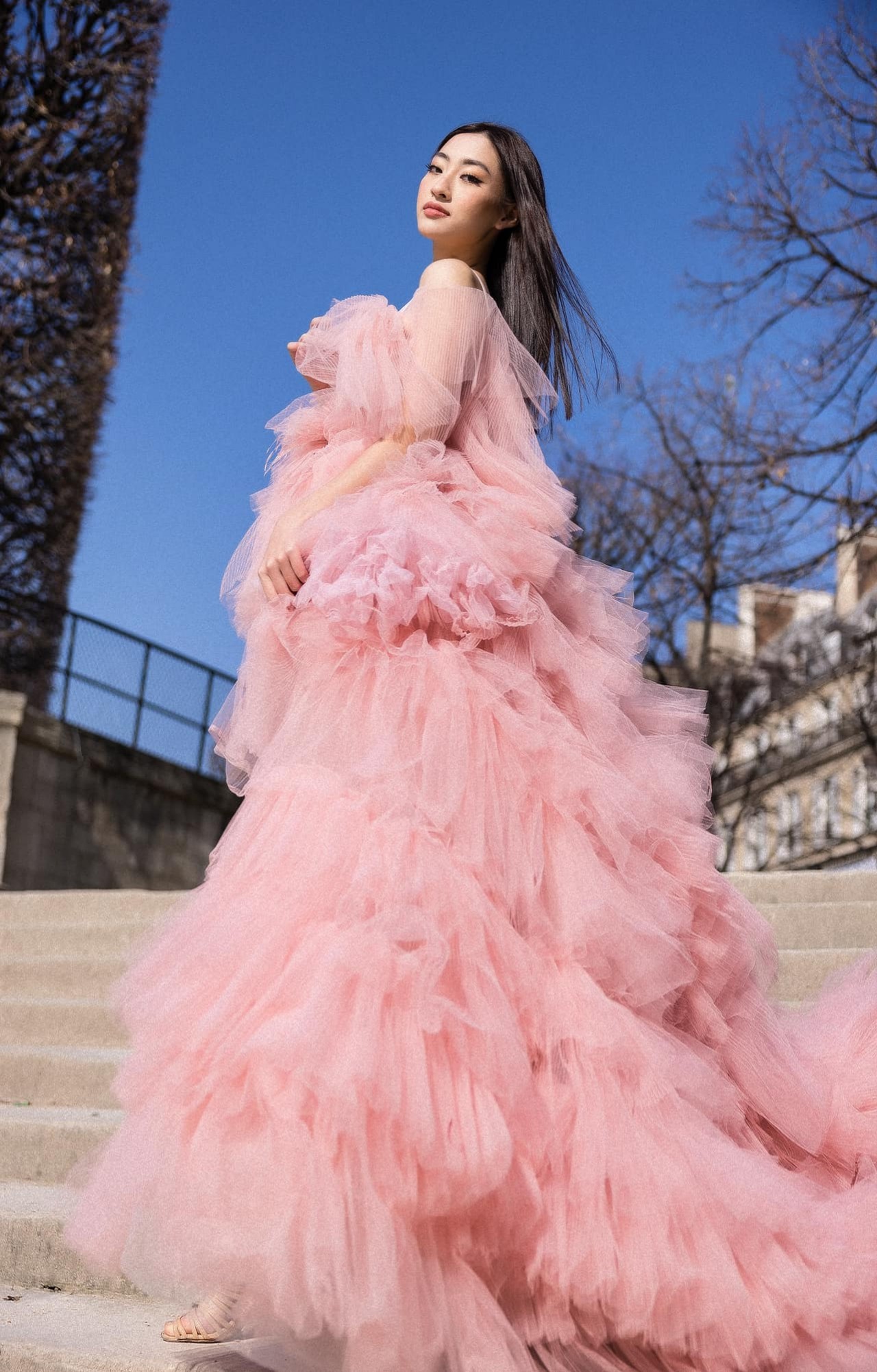 Hoa hậu Lương Thùy Linh khoe sắc vóc gợi cảm