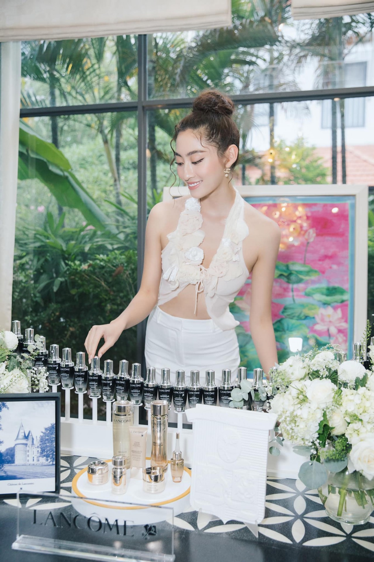 Hoa hậu Lương Thùy Linh khoe sắc vóc gợi cảm