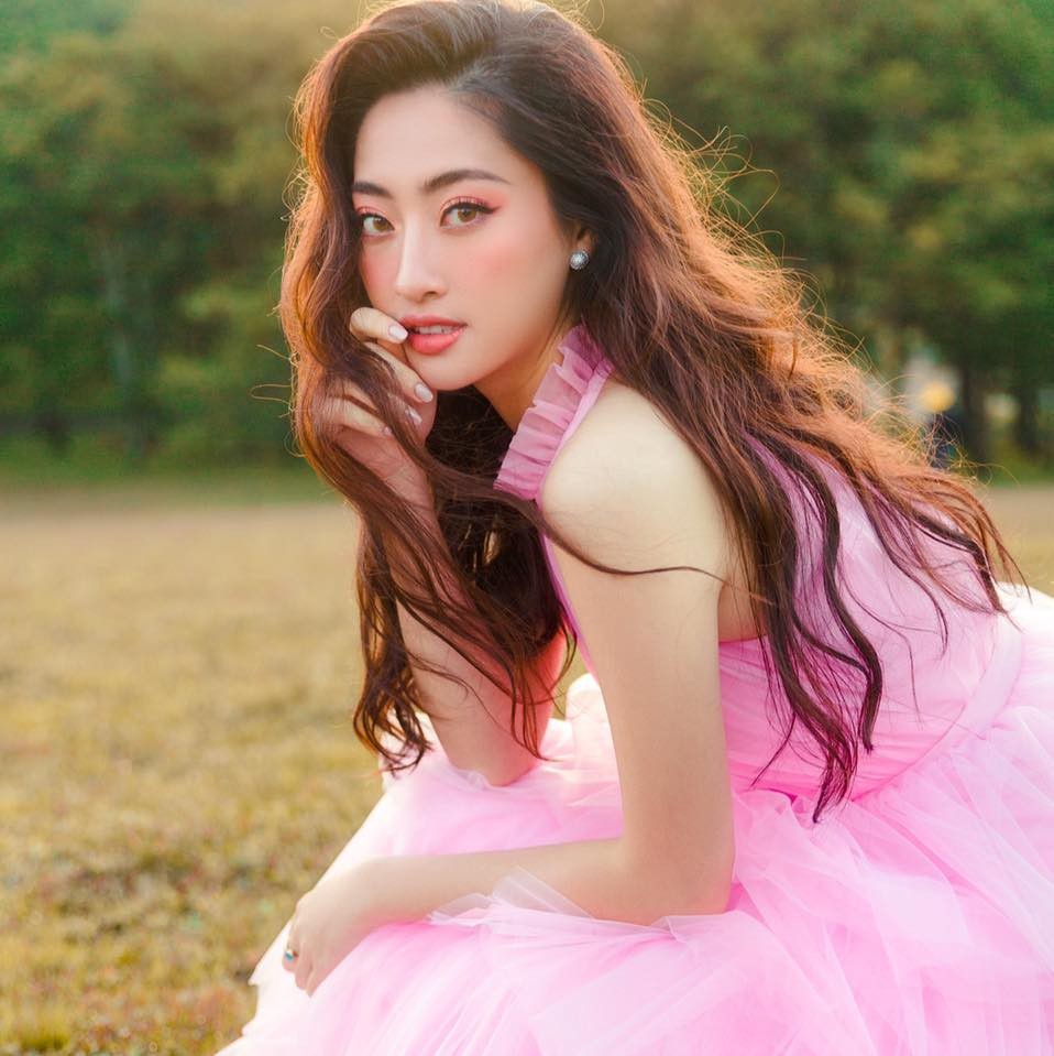 Hoa hậu Lương Thùy Linh khoe sắc vóc gợi cảm