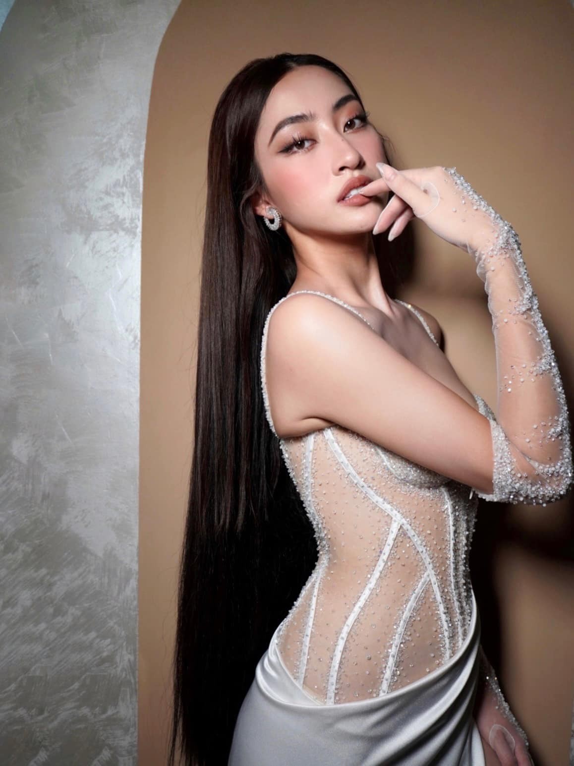 Hoa hậu Lương Thùy Linh khoe sắc vóc gợi cảm