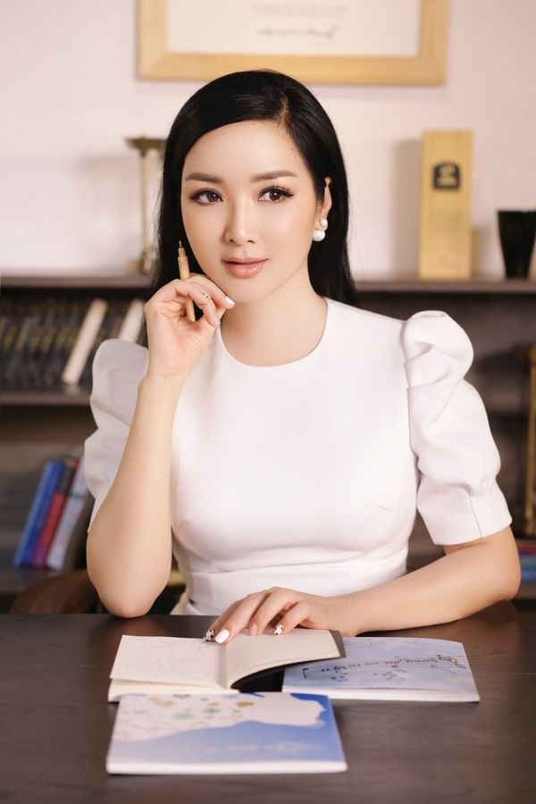 Phát sốt trước nhan sắc của Hoa hậu Giáng My sau 30 năm đăng quang