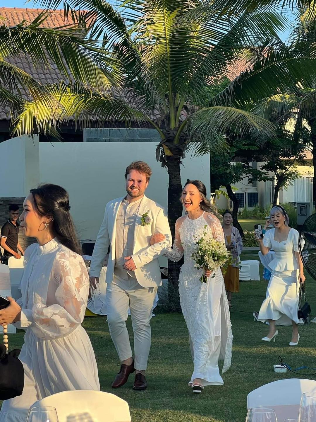 Mỹ Linh khoe ảnh đám cưới con gái tại Hội An