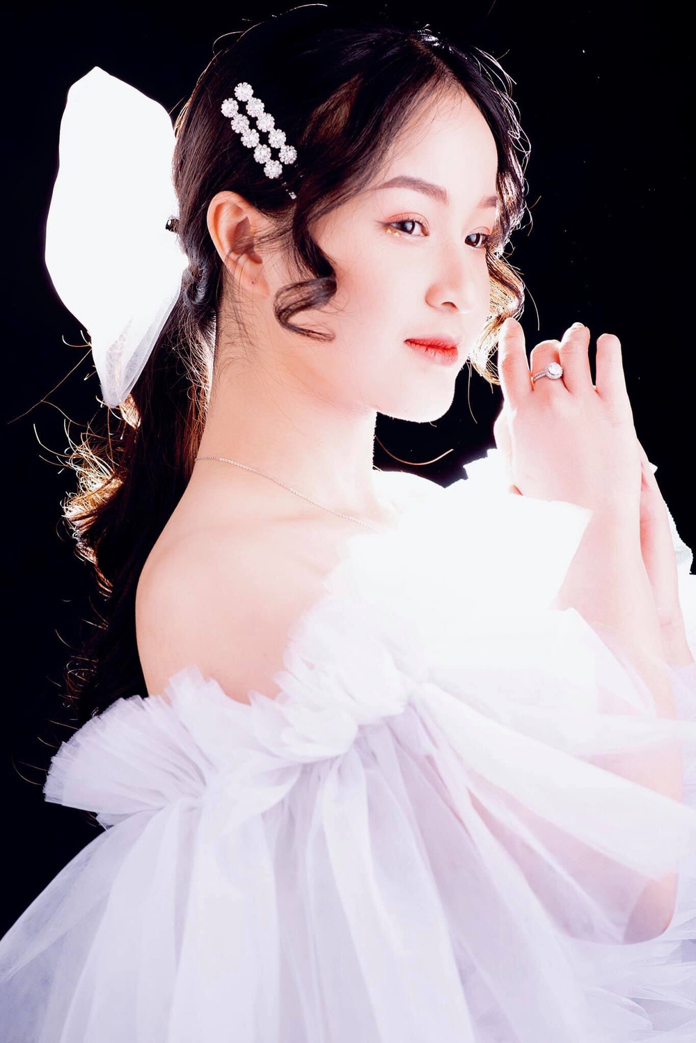 Hương vị tình thân: 'Em gái mưa' khiến mái ấm Huy-Thy chao đảo ngoài đời xinh cỡ nào?