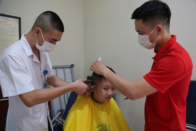 Hàng trăm thầy thuốc xuống tóc trước khi bước vào tâm dịch