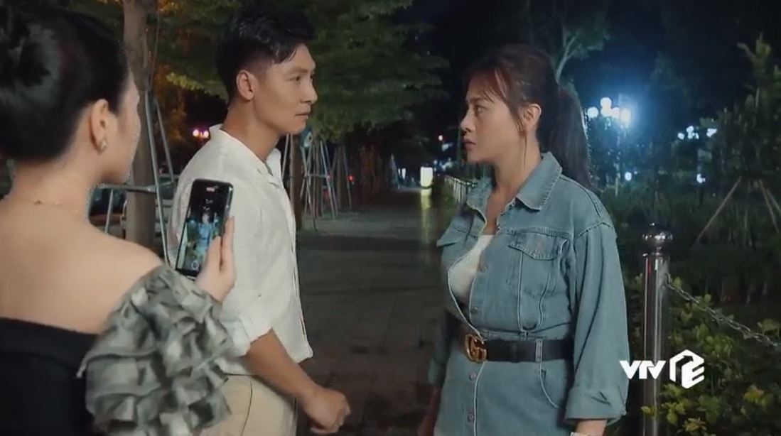 Hương vị tình thân: Nam 'đổi gió' hàng hiệu vẫn bị khán giả lắc đầu... nguầy nguậy, kỹ sư điện mặc thế nào để khỏi bị chê? Hương vị tình thân: Nam 'đổi gió' hàng hiệu vẫn bị khán giả lắc đầu... nguầy nguậy, kỹ sư điện mặc thế nào để khỏi bị chê?