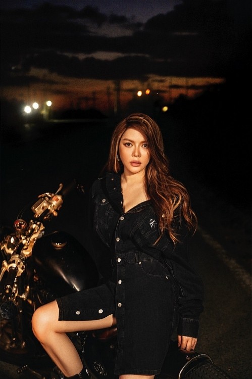 Lý Nhã Kỳ khoe dáng bốc lửa