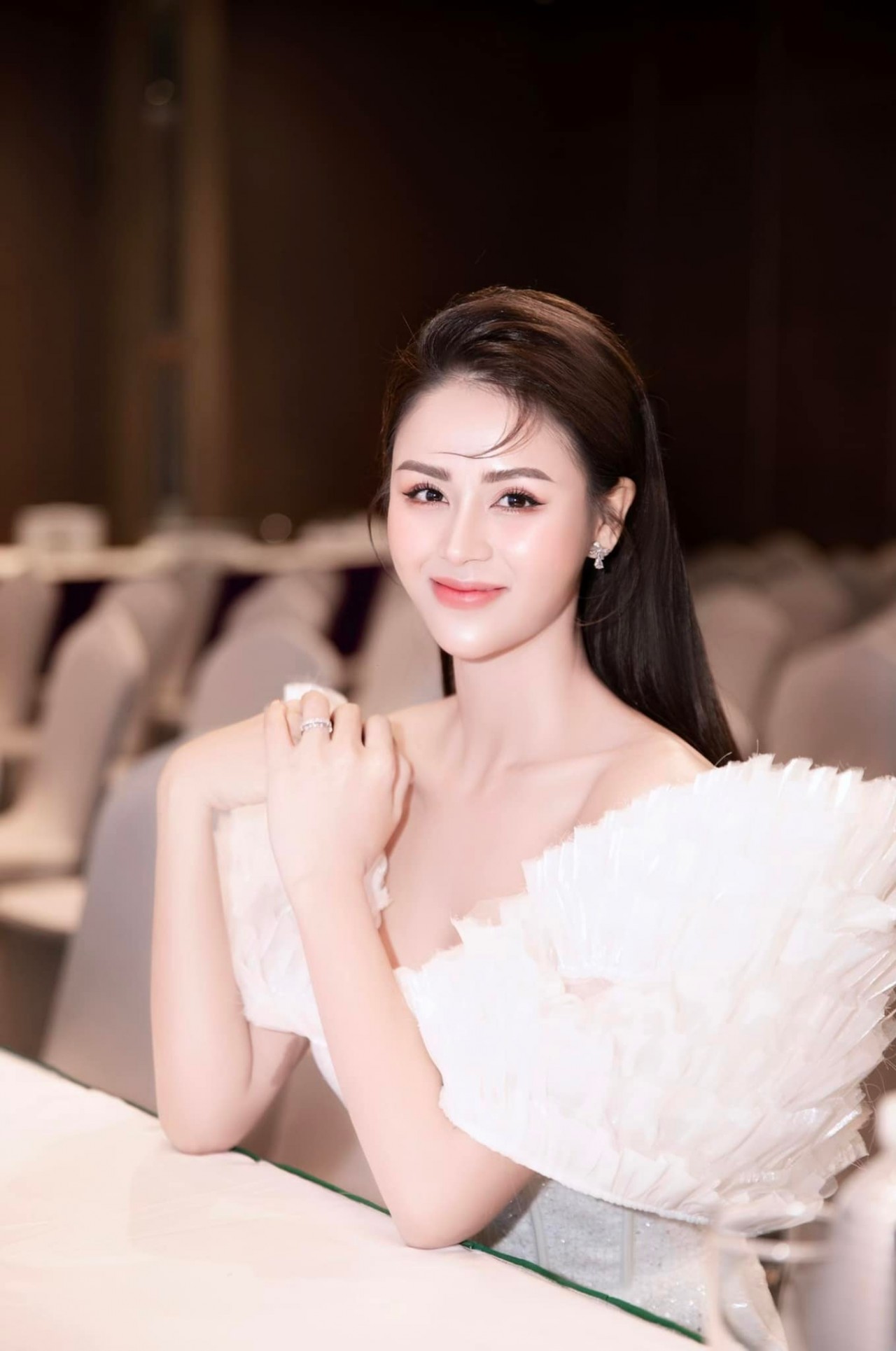 Lương Thu Trang gây thương nhớ với đầm trắng tinh khôi