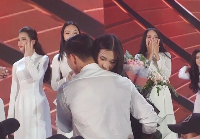 Khoảnh khắc tình tứ của cặp 'trai tài gái sắc' Doãn Hải My - Đoàn Văn Hậu Khoảnh khắc tình tứ của cặp 'trai tài gái sắc' Doãn Hải My - Đoàn Văn Hậu