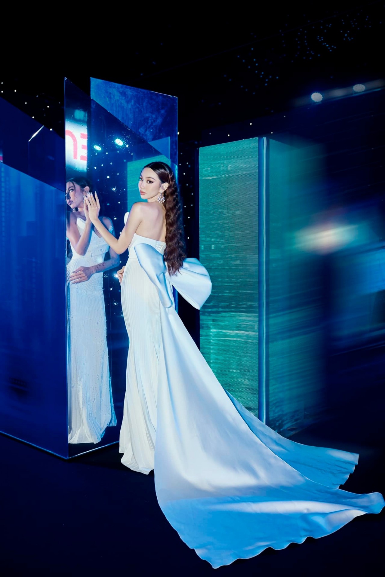 Hoa hậu Nguyễn Thúc Thùy Tiên đẹp tinh khôi trong tà áo dài trắng