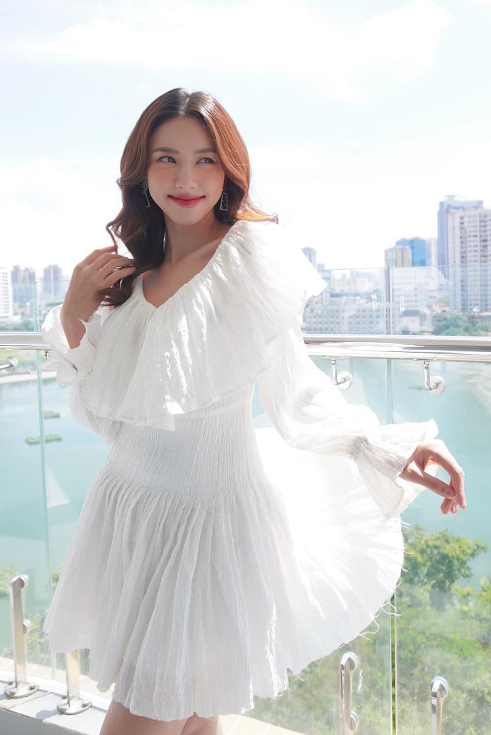 Hoa hậu Nguyễn Thúc Thùy Tiên đẹp tinh khôi trong tà áo dài trắng