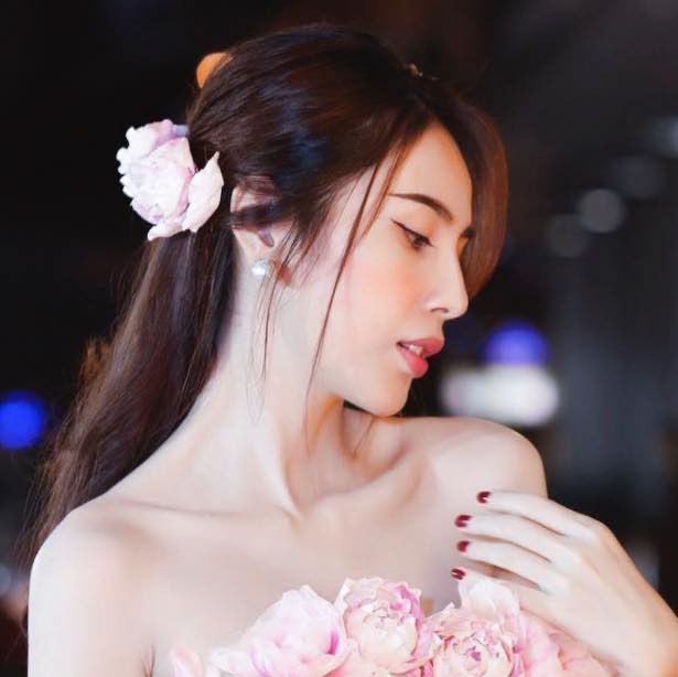 Thủy Tiên dịu dàng