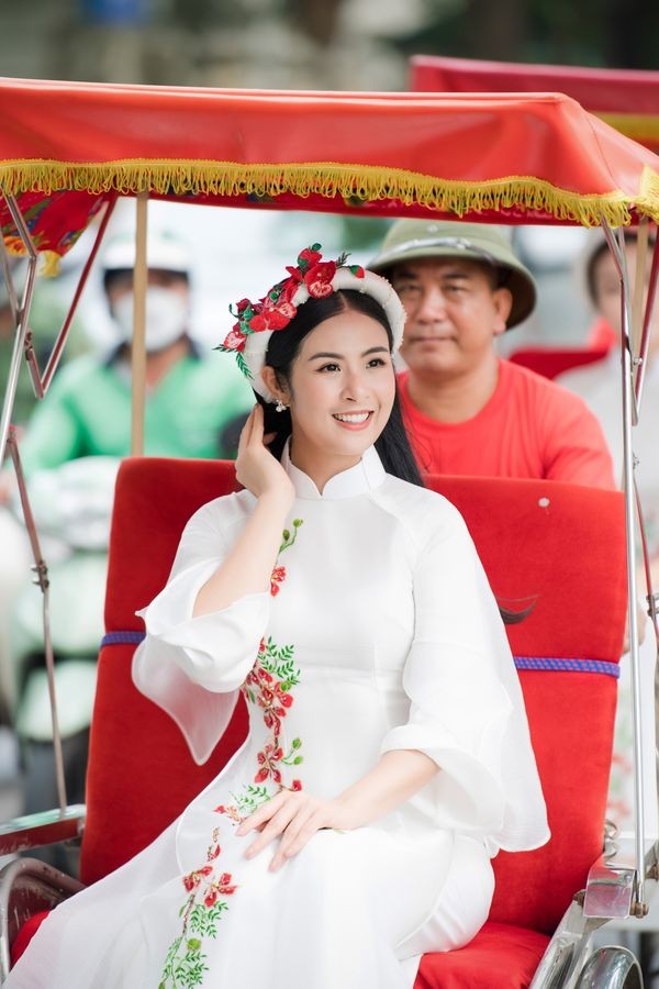 Hoa hậu Ngọc Hân đẹp không tì vết trong tà áo dài