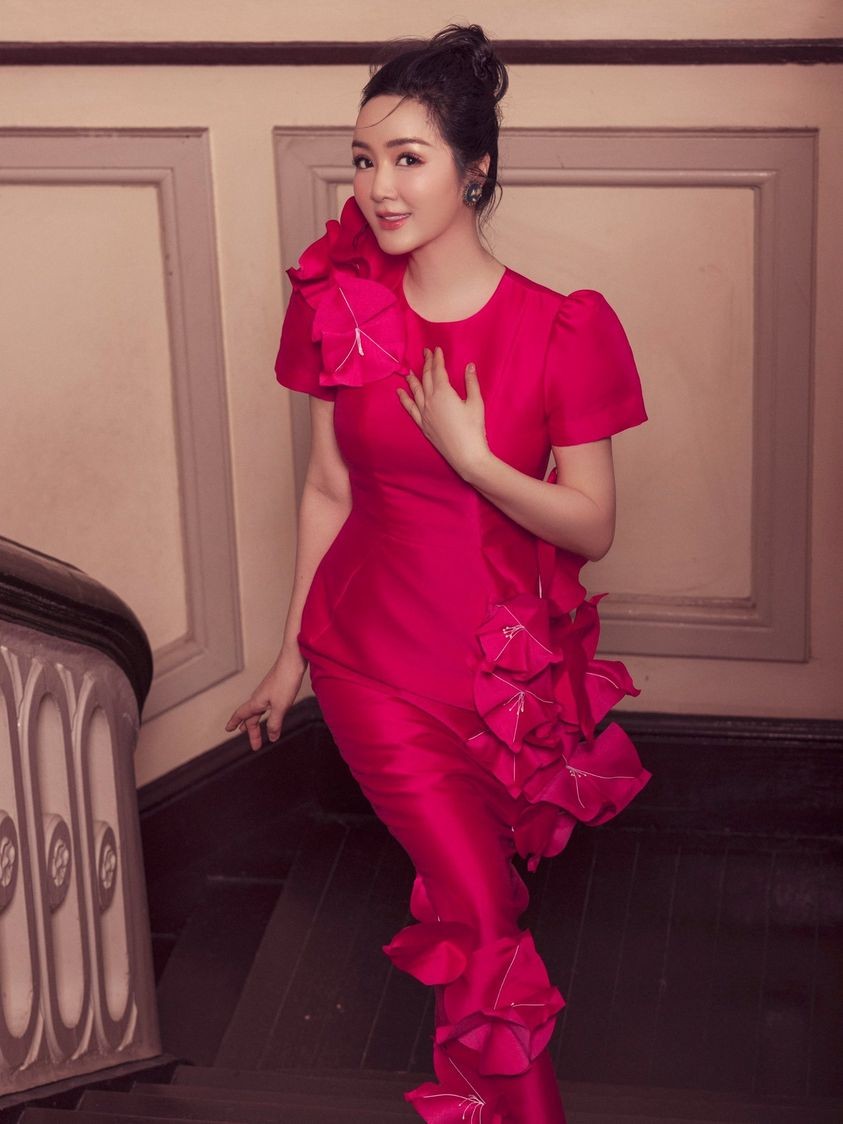 Hoa hậu Đền Hùng Giáng My ngọt ngào với màu hồng nữ tính Hoa hậu Đền Hùng Giáng My ngọt ngào với màu hồng nữ tính