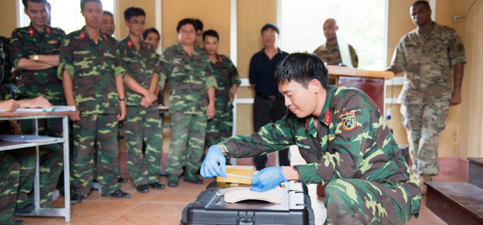 hoa ky viet nam hop tac ra pha bom min nhan dao