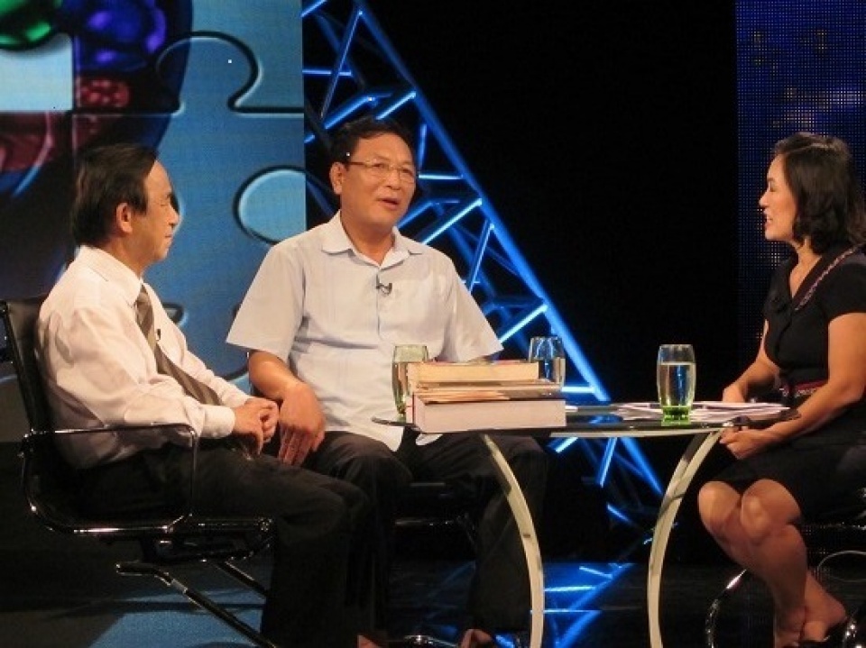 gs nguyen lan dung hay xem the gioi dang day gi cho tre