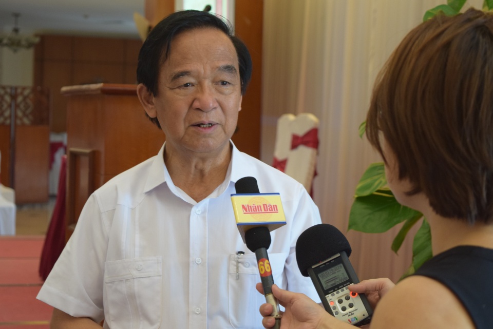 gs nguyen lan dung lay dau ra thay co du chuan de day ngoai ngu