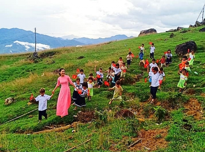 ngam lai hinh anh dep trong le khai giang dac biet chi voi 34 hoc sinh 1 dai bieu