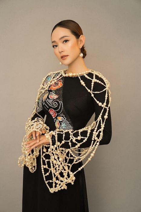 ngam dan hoa hau va nguoi mau do sac trong bo suu tap nang