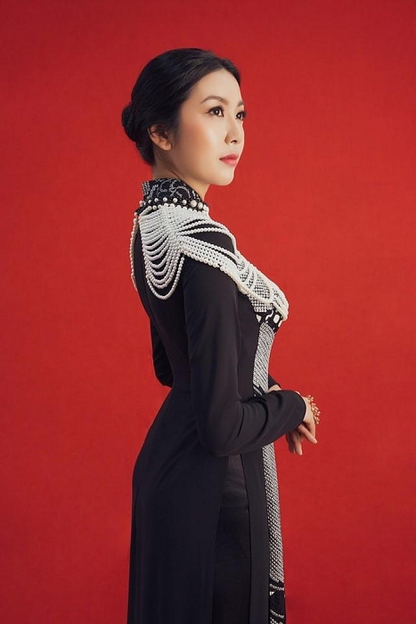 ngam dan hoa hau va nguoi mau do sac trong bo suu tap nang