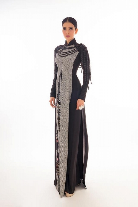 ngam dan hoa hau va nguoi mau do sac trong bo suu tap nang