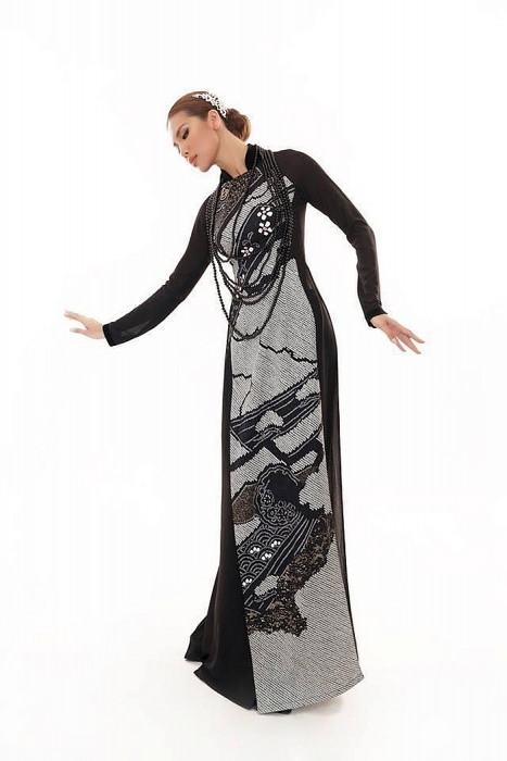 ngam dan hoa hau va nguoi mau do sac trong bo suu tap nang