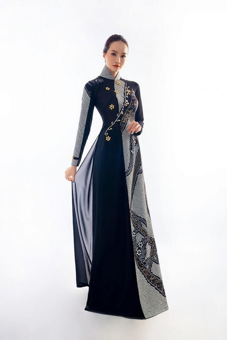 ngam dan hoa hau va nguoi mau do sac trong bo suu tap nang