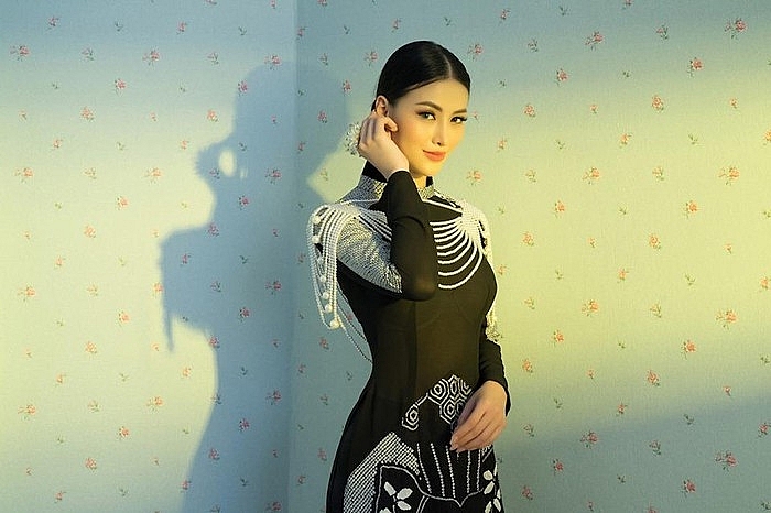 ngam dan hoa hau va nguoi mau do sac trong bo suu tap nang