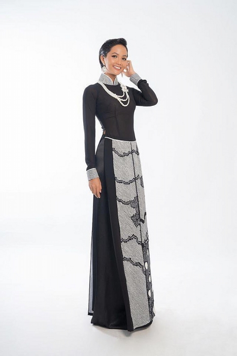 ngam dan hoa hau va nguoi mau do sac trong bo suu tap nang