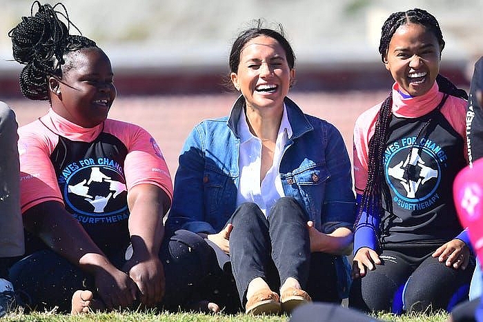 kham pha nhung bo trang phuc dep nhat cua meghan markle trong chuyen cong du toi nam phi