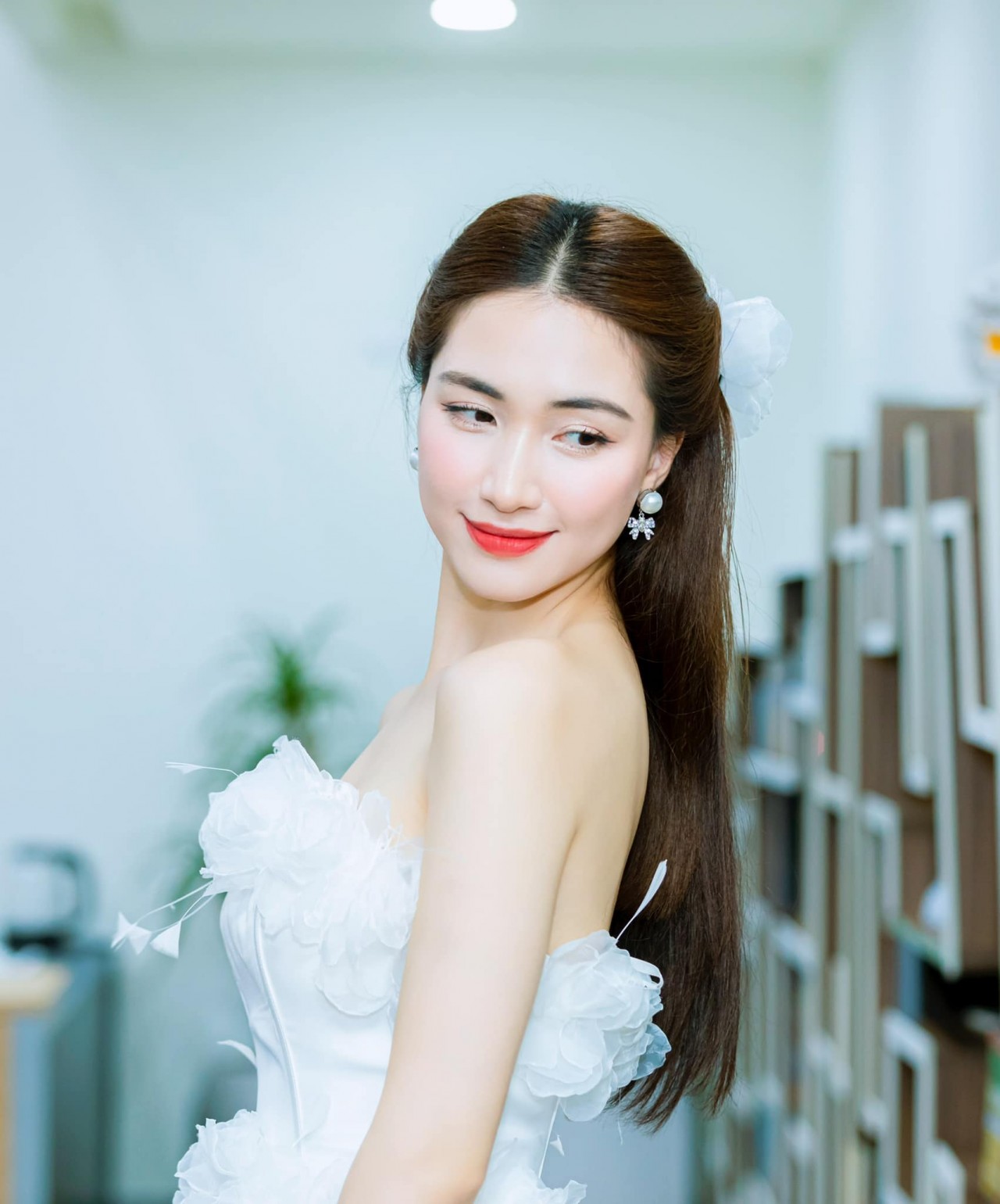 Ngắm nhan sắc Hòa Minzy