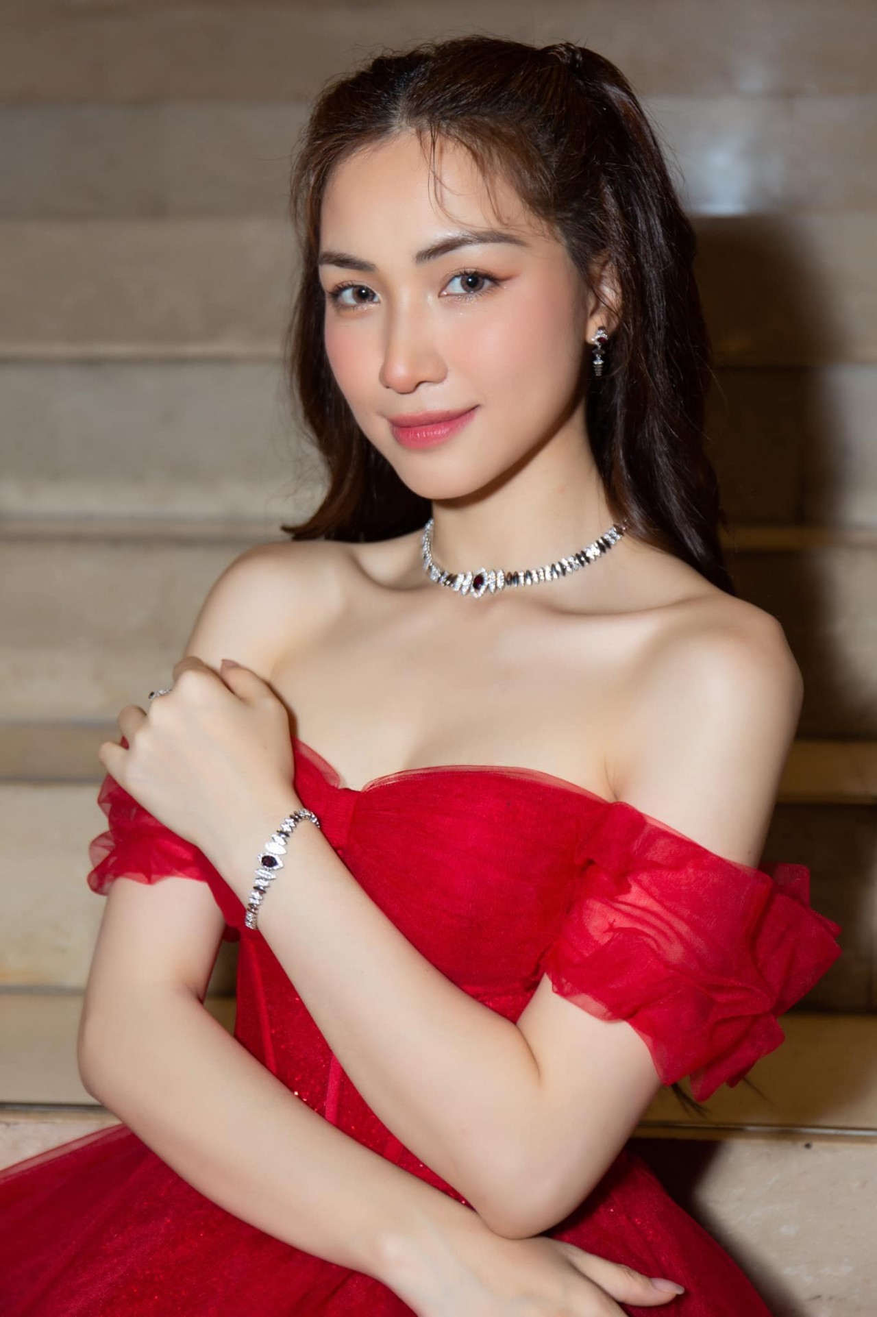 Ngắm nhan sắc Hòa Minzy