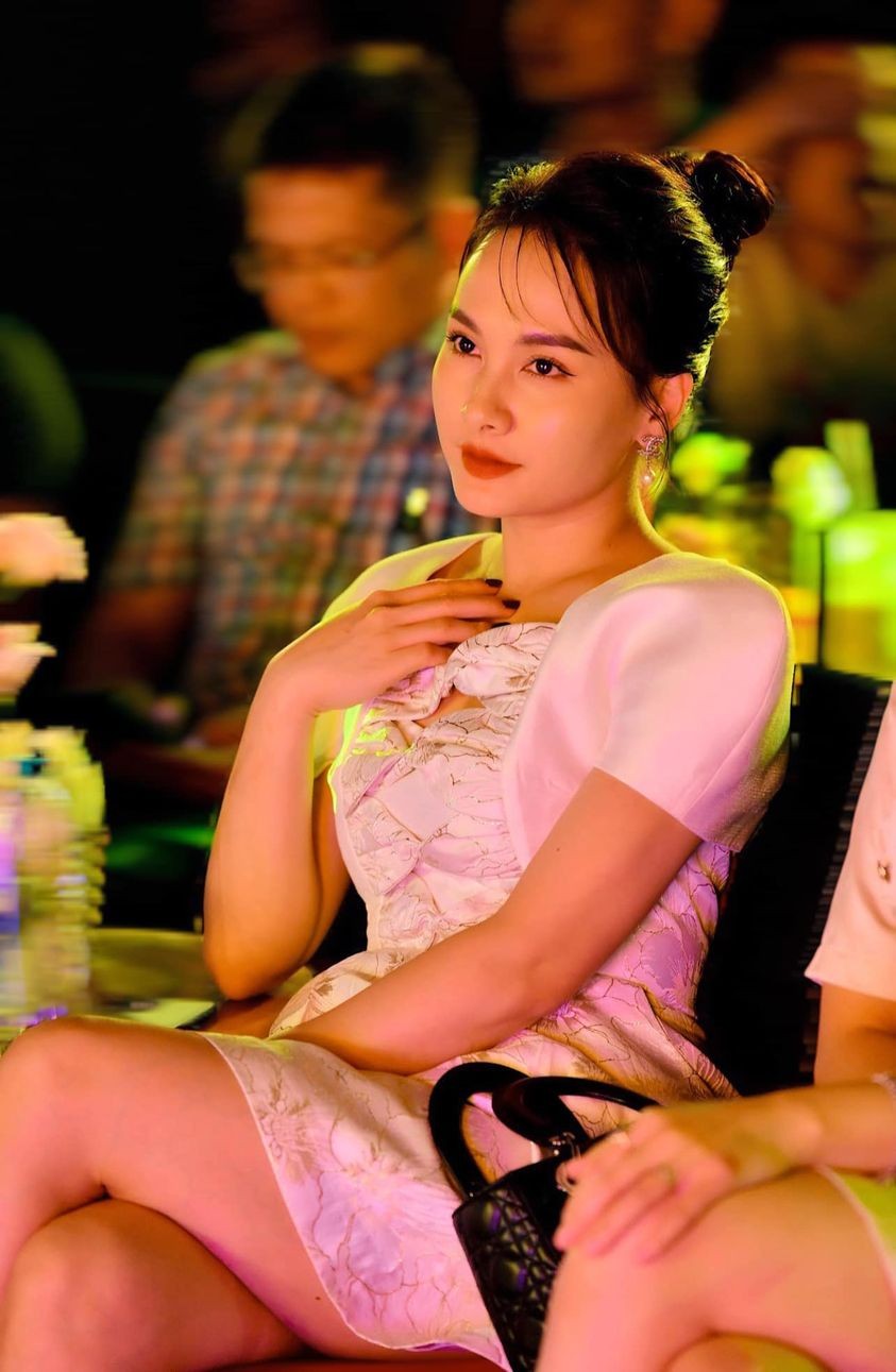 Sao Việt: Hồng Diễm đẹp dịu dàng