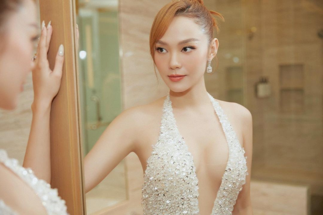 Minh Hằng ngày càng gợi cảm hậu kết hôn. Minh Hằng ngày càng gợi cảm hậu kết hôn.