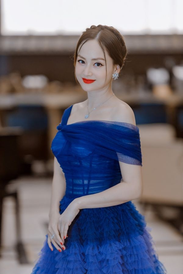 Sao Việt: Mặt mộc xinh đẹp của Á hậu Phương Nhi,  MC Hoài Anh đẹp không tì vết