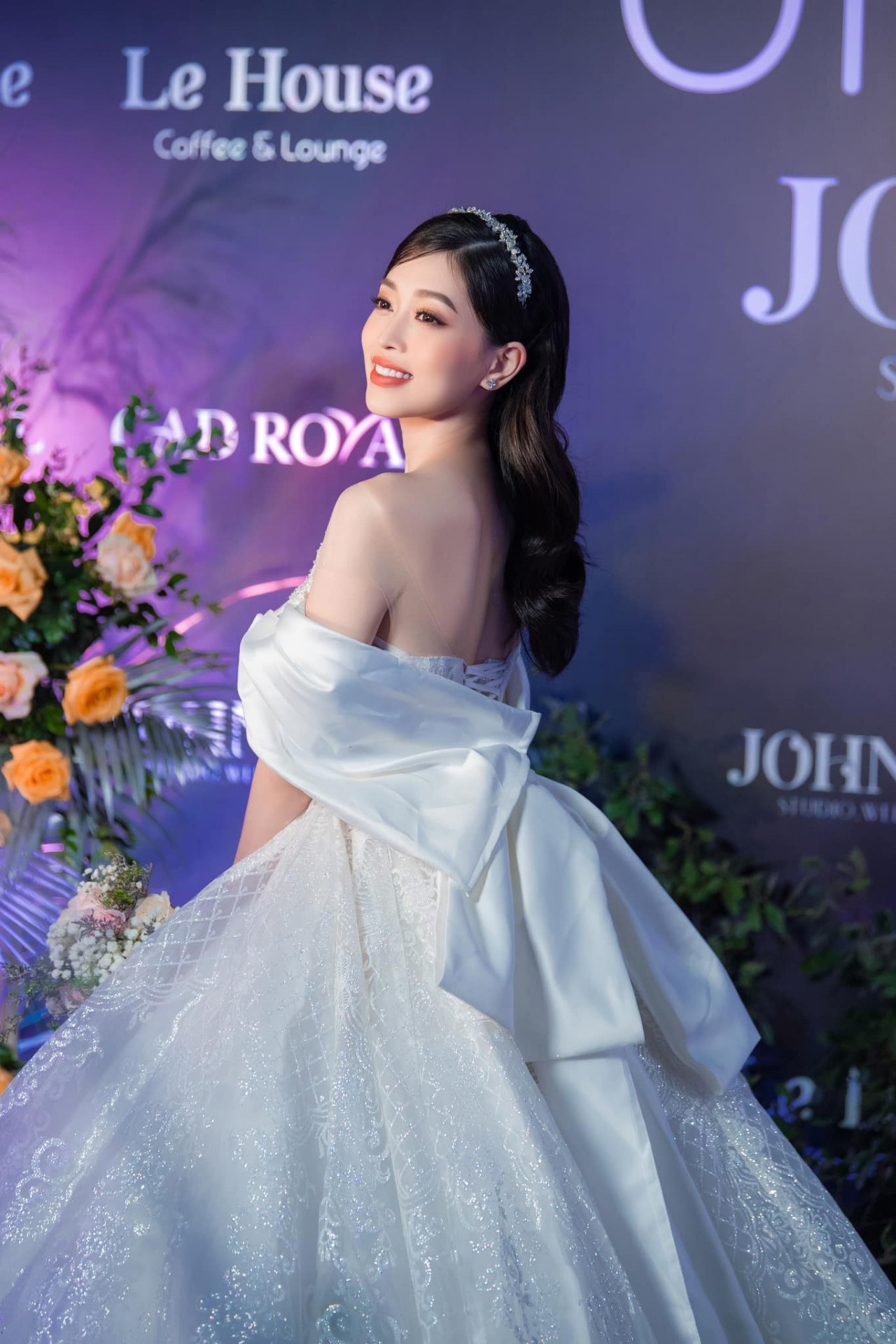 Ngắm nhan sắc Á hậu Phương Nga