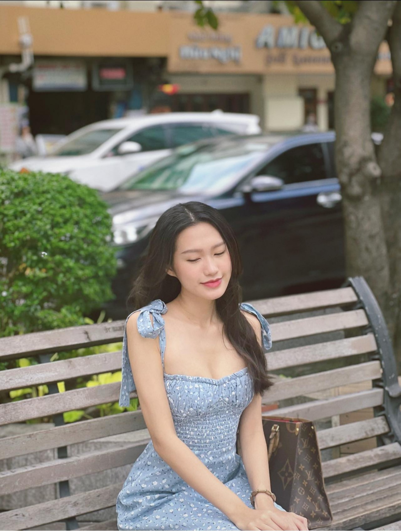 Sao Việt: BTV Hoài Anh hóa nàng thơ, Hòa Minzy rạng rỡ với đầm đỏ lệch vai