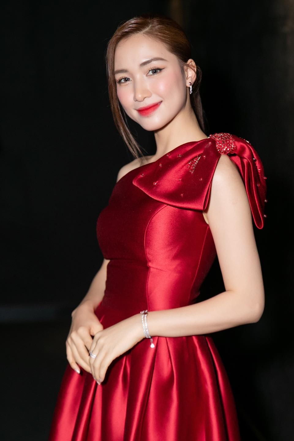 Sao Việt: BTV Hoài Anh hóa nàng thơ, Hòa Minzy rạng rỡ với đầm đỏ lệch vai