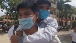 Từ chuyện Ngô Văn Hiếu 10 năm cõng bạn đến trường không muốn được 'đặc cách', nghĩ về sự tử tế