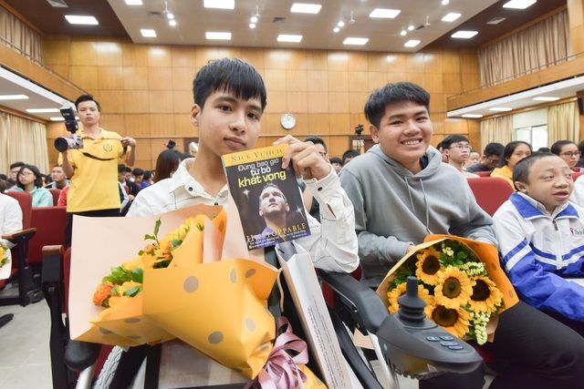 Rạng ngời đôi bạn 10 năm cõng bạn tại lễ khai giảng ĐH Bách khoa Hà Nội rang ngoi doi ban 10 nam cong ban tai le khai giang dh bach khoa ha noi