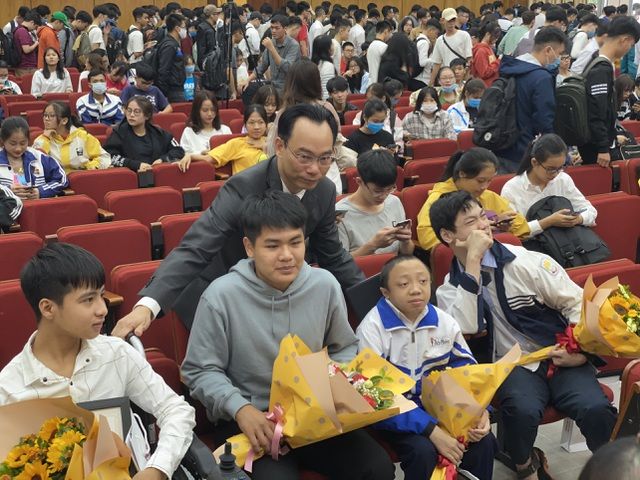 Rạng ngời đôi bạn 10 năm cõng bạn tại lễ khai giảng ĐH Bách khoa Hà Nội rang ngoi doi ban 10 nam cong ban tai le khai giang dh bach khoa ha noi